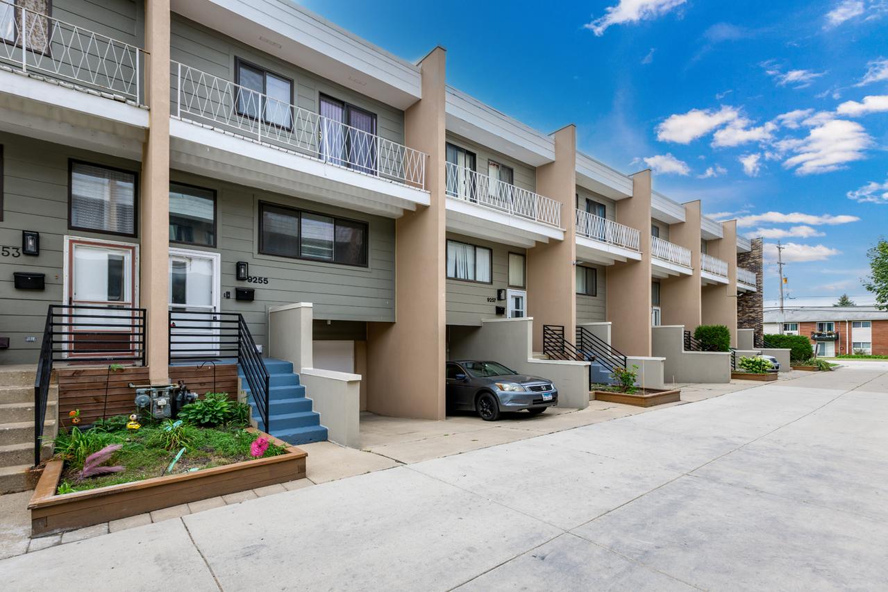 9255 W Ballard Rd., Des Plaines, IL 60016