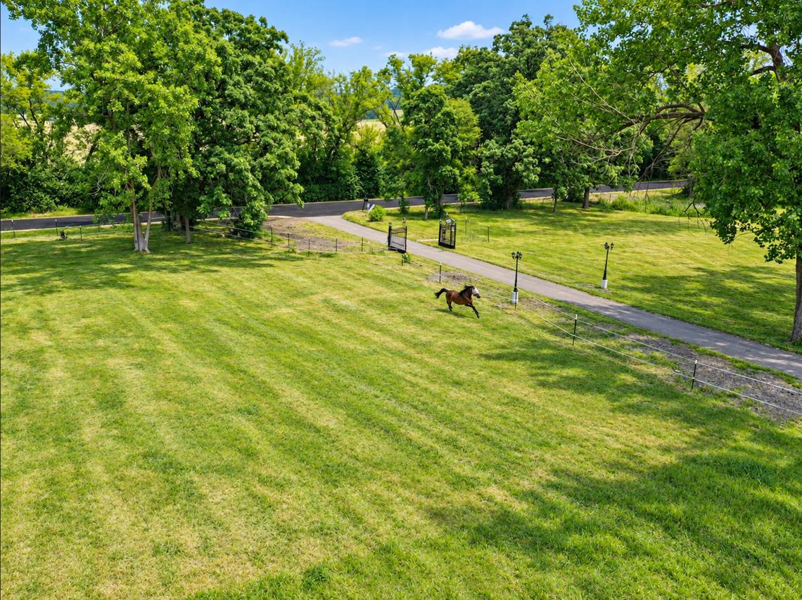 349 Spring Creek Rd., Barrington Hills, IL 60010