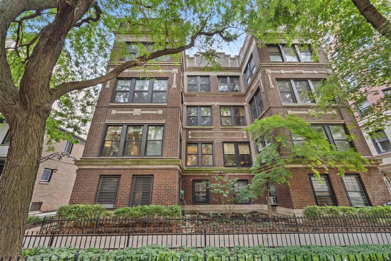 425 W Briar Pl. #1E, Chicago, IL 60657