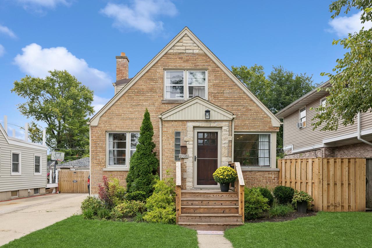 1095 Webster Ln., Des Plaines, IL 60016