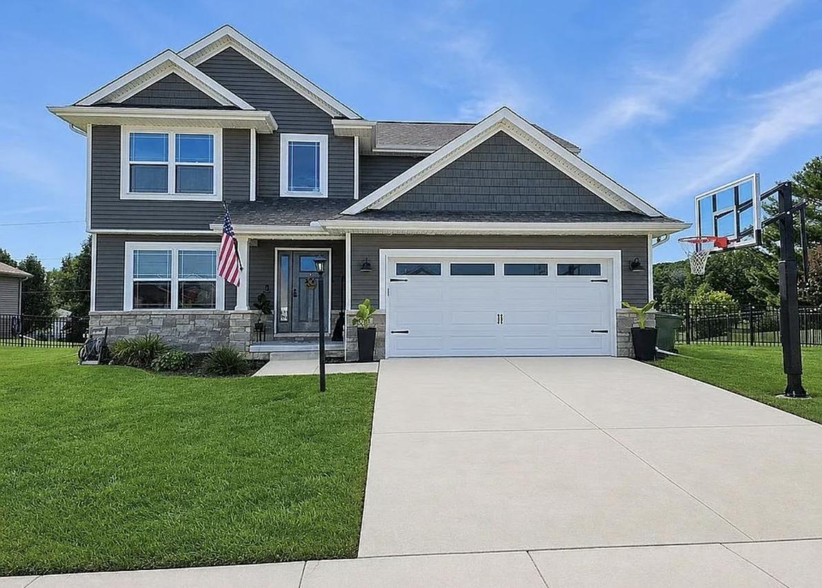 705 Red Bud Dr., Mahomet, IL 61853