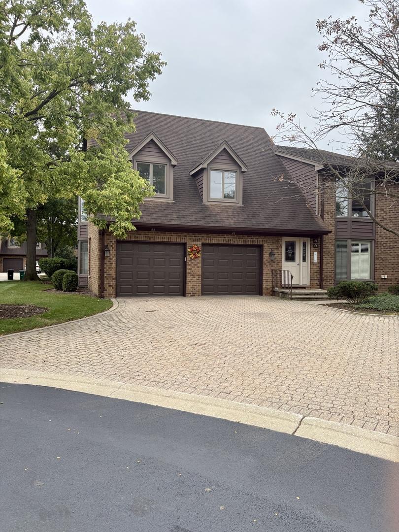 44 Queens Ct., Westchester, IL 60154
