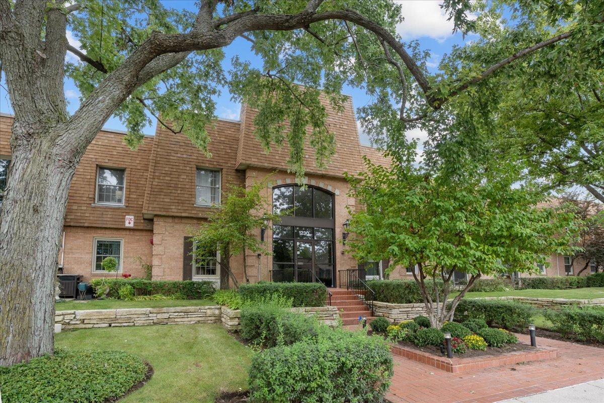1230 Park Ave. #210, Highland Park, IL 60035