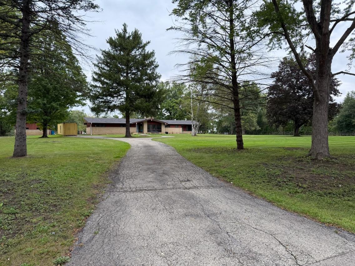 27214 W Henry Ln., Lake Barrington, IL 60010