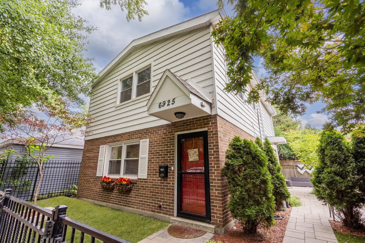 6925 N Ravenswood Ave., Chicago, IL 60626