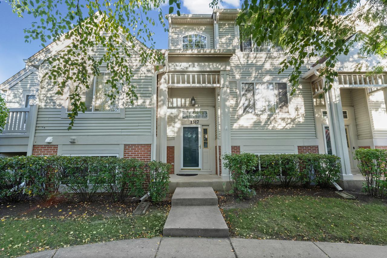 1317 New Haven Dr., Cary, IL 60013