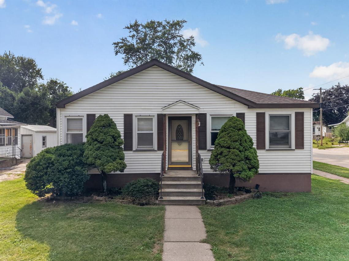 105 S Main St., Seneca, IL 61360