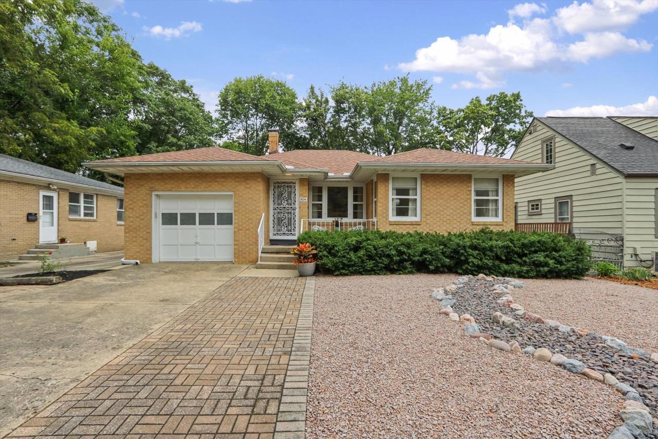 804 W White St., Champaign, IL 61820