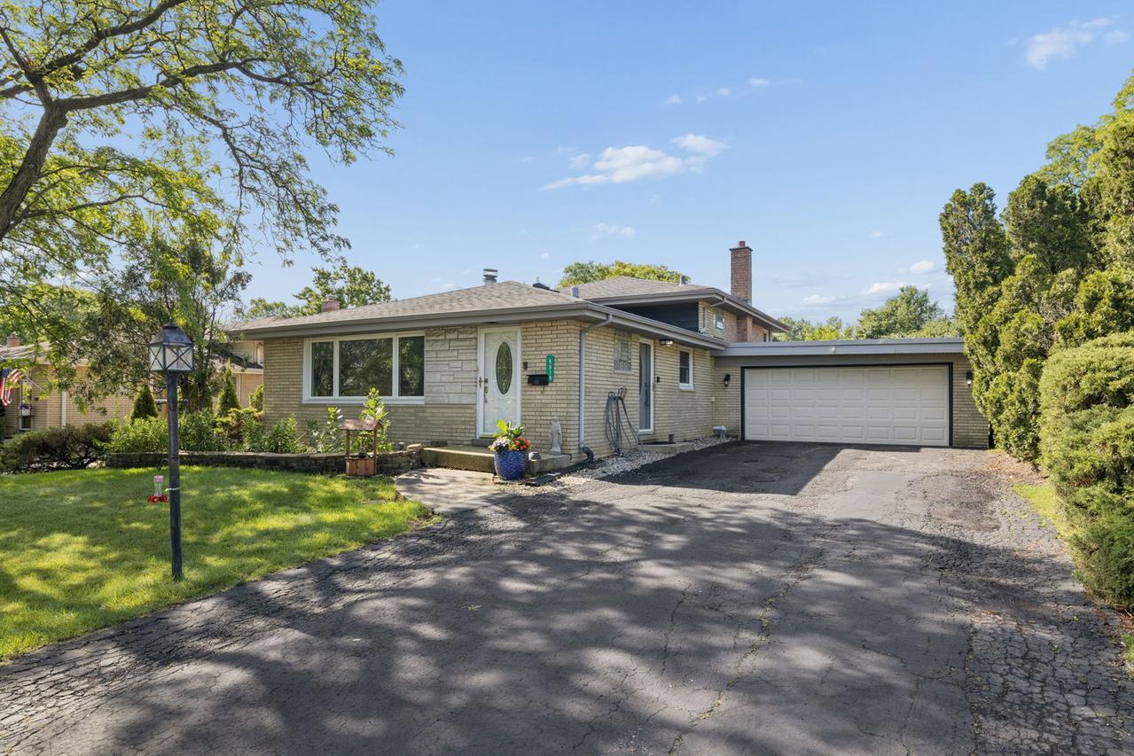 9019 W 92nd Pl., Hickory Hills, IL 60457