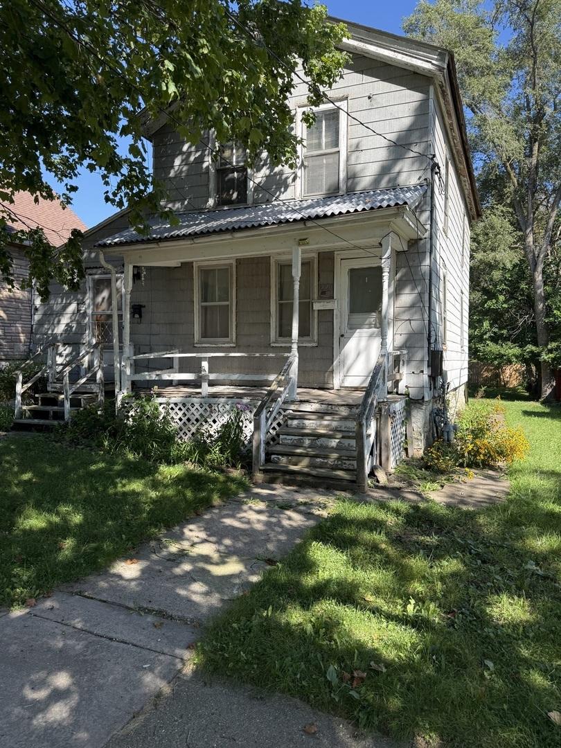 220 1st St., Woodstock, IL 60098