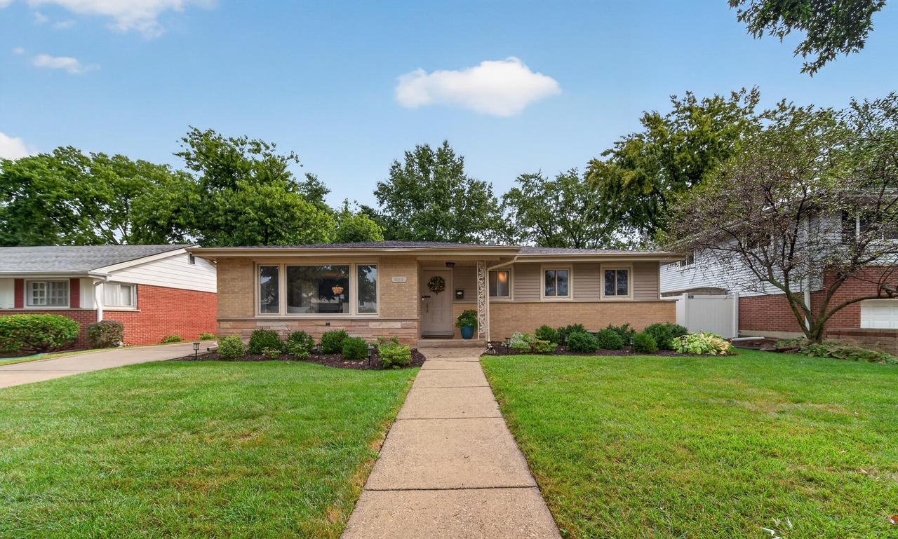 863 S Cedar Ave., Elmhurst, IL 60126