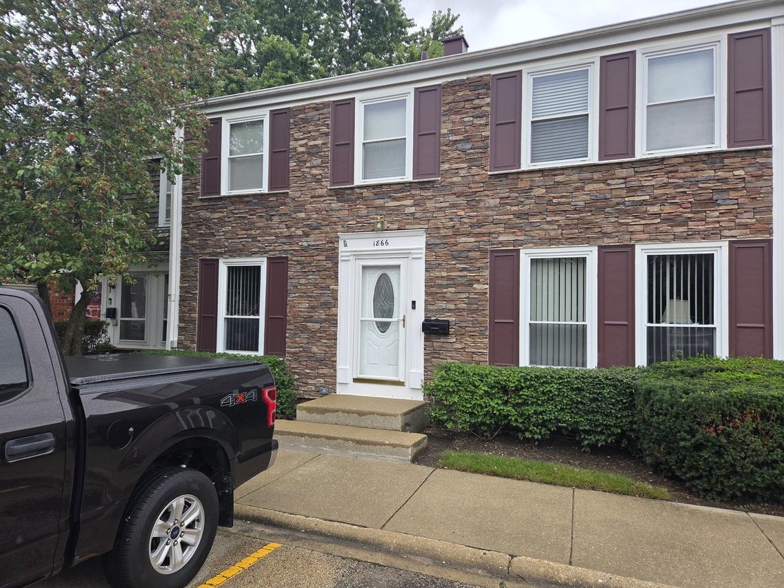 1866 Wellington Pl., Hoffman Estates, IL 60169
