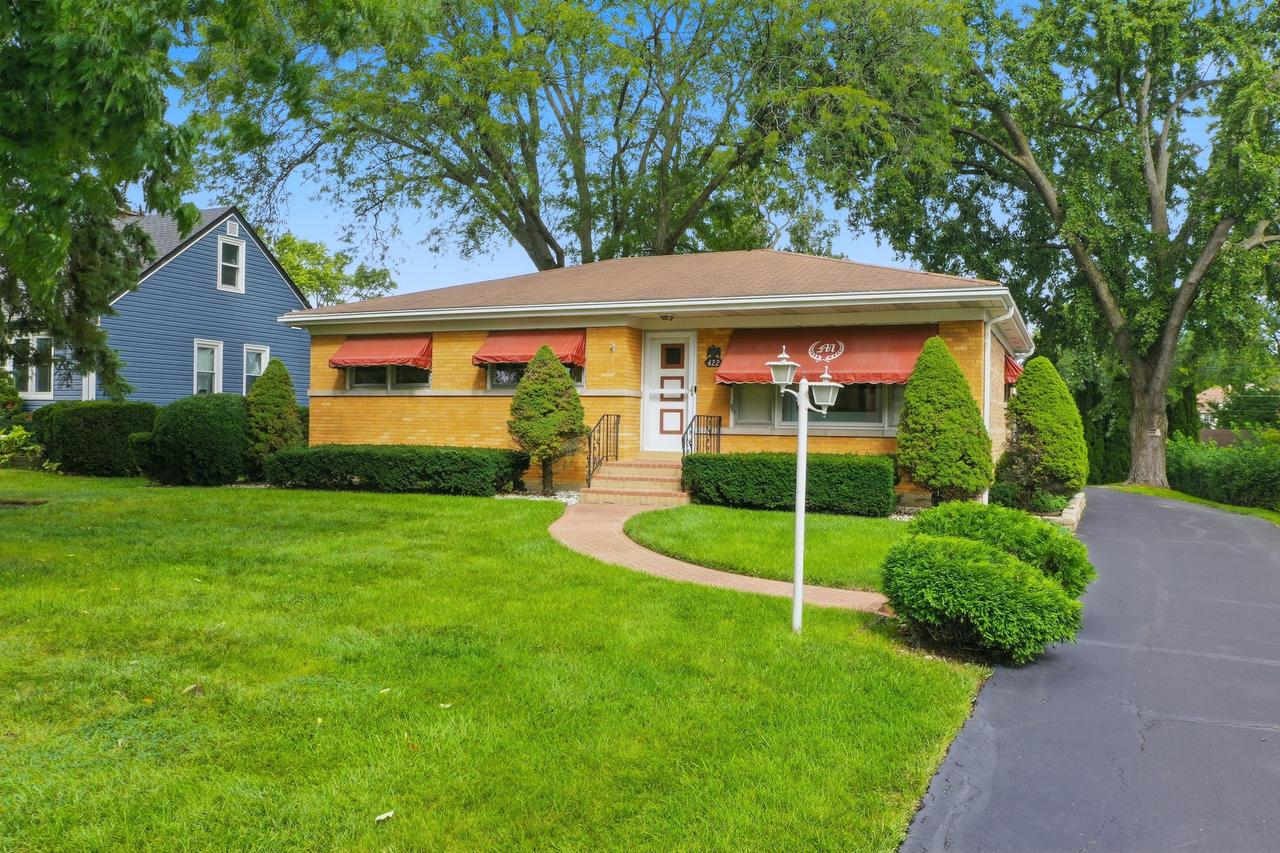 422 W Larkdale Ln., Mount Prospect, IL 60056
