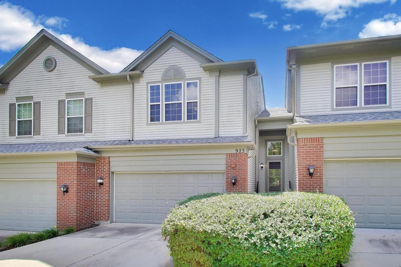 923 Kings Canyon Dr., Streamwood, IL 60107