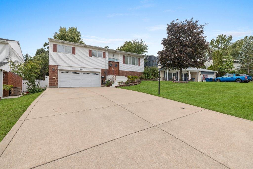 9121 Forest Dr., Hickory Hills, IL 60457
