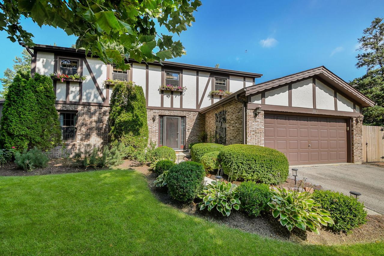 229 N Whispering Hills Dr., Naperville, IL 60540