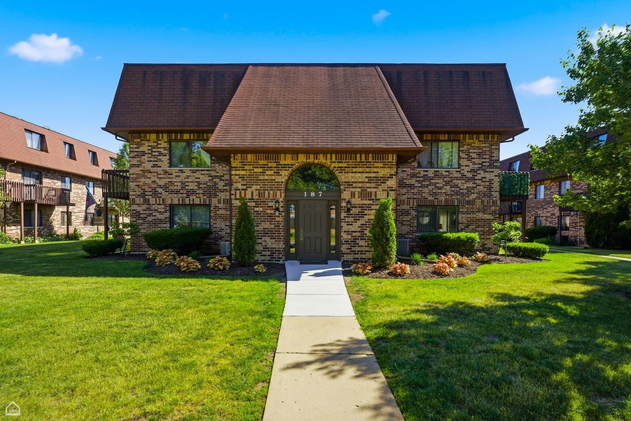 187 Uteg St. #206B, Crystal Lake, IL 60014