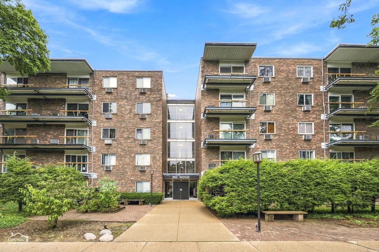 250 Ridge Ave. #4H, Evanston, IL 60202