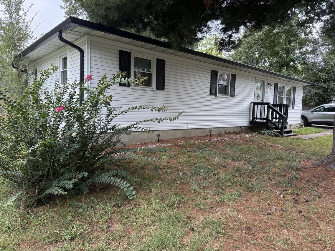 1214 E Grayson St., Benton, IL 62812