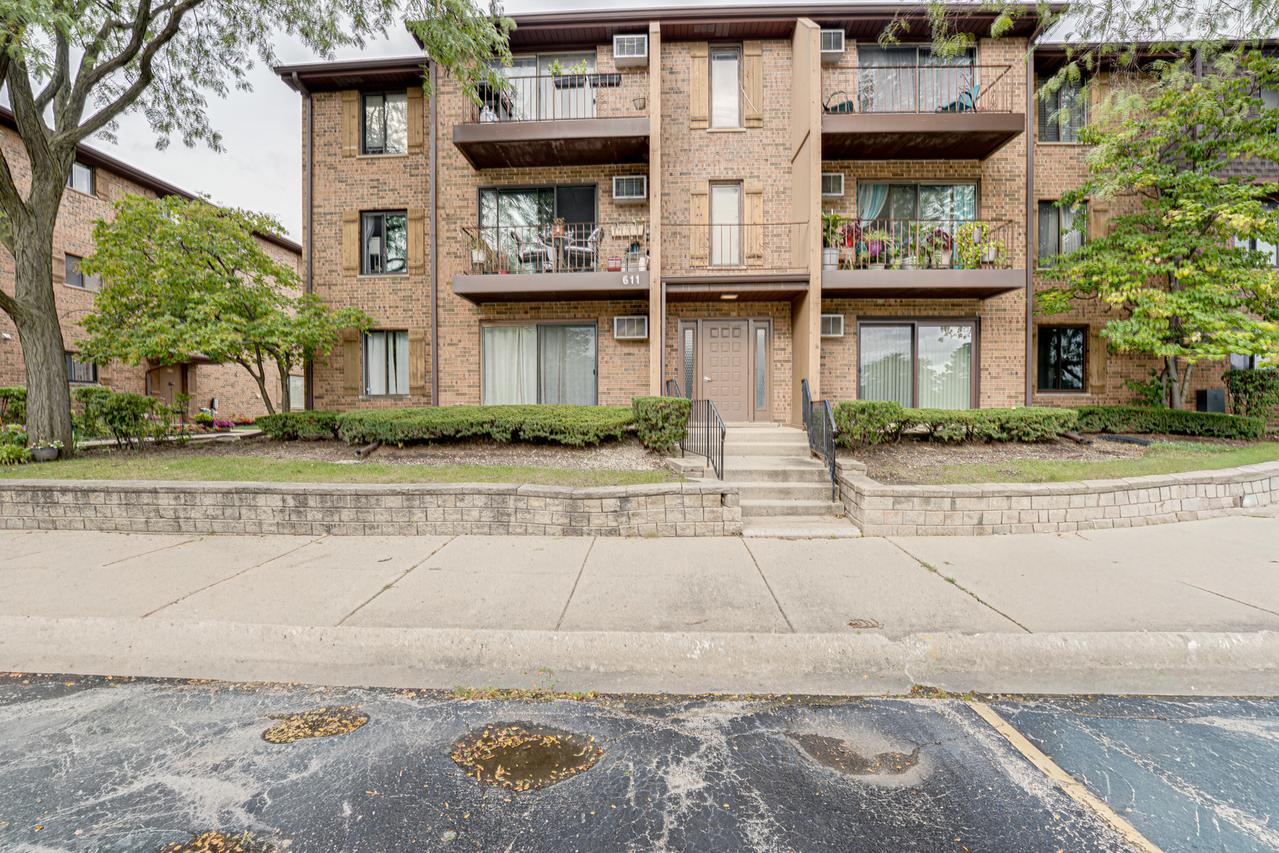 611 N Briar Hill Ln. #1, Addison, IL 60101