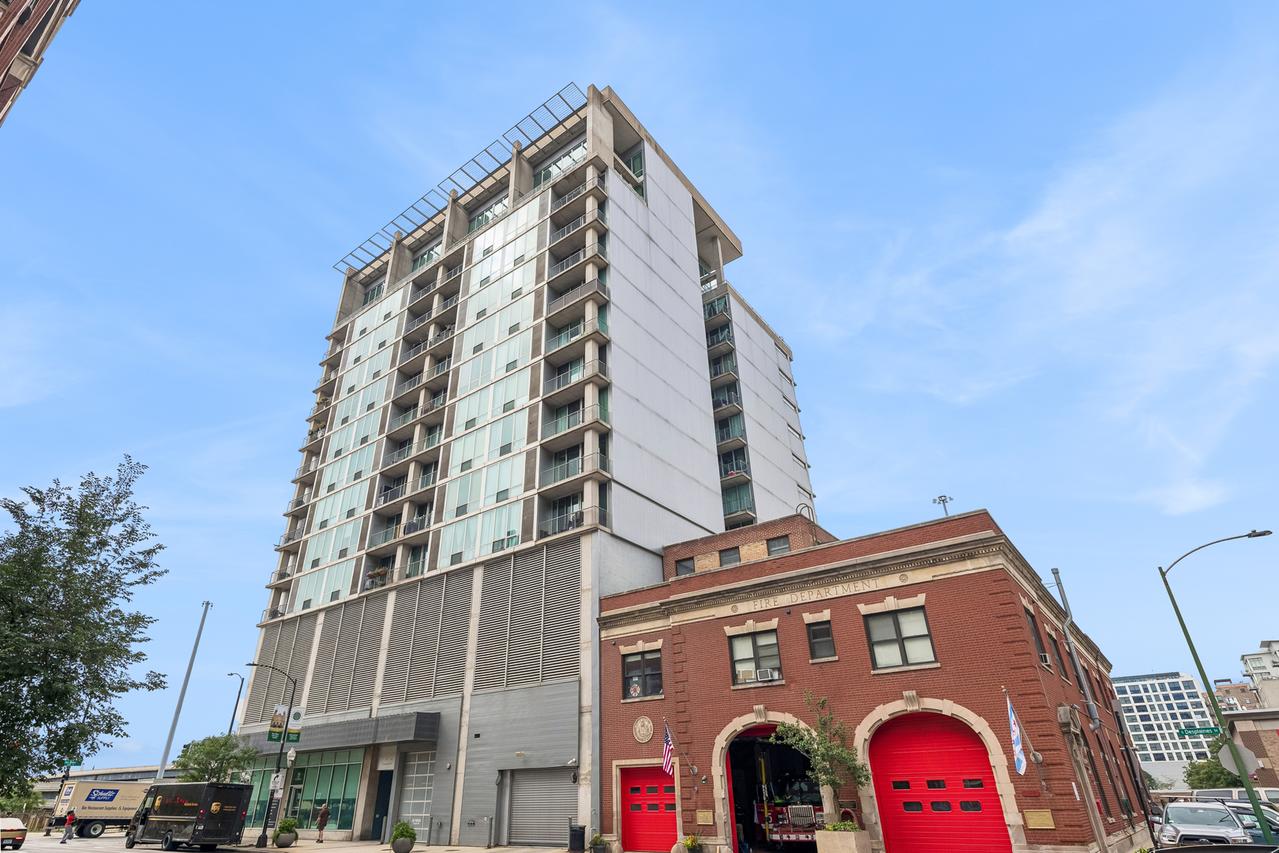 700 W Van Buren St. #604, Chicago, IL 60607