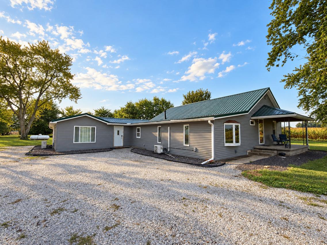 2076 N State Rd., Flora, IL 62839