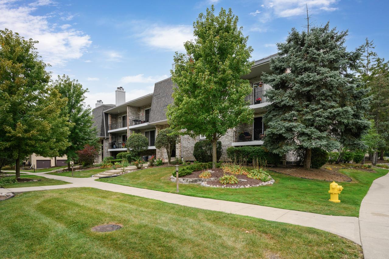 9151 Del Prado Dr. #2N, Palos Hills, IL 60465
