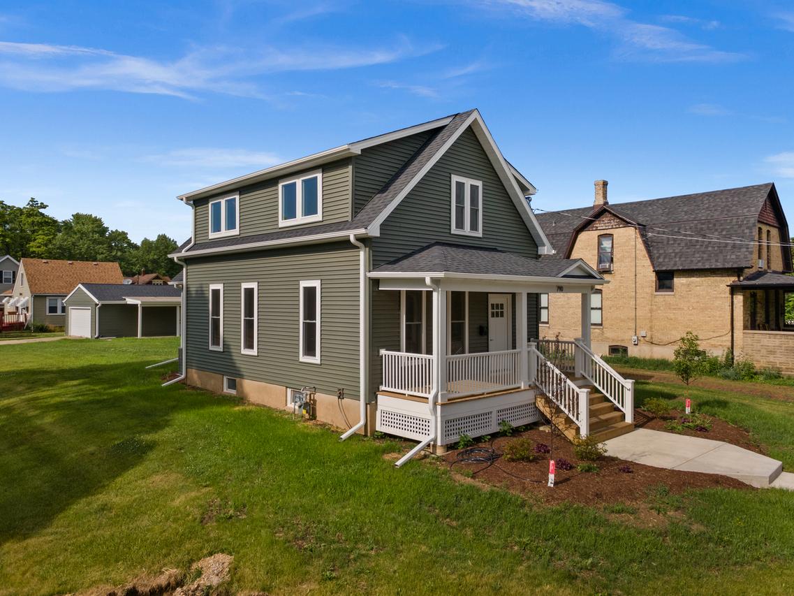 790 Wing St., Elgin, IL 60123