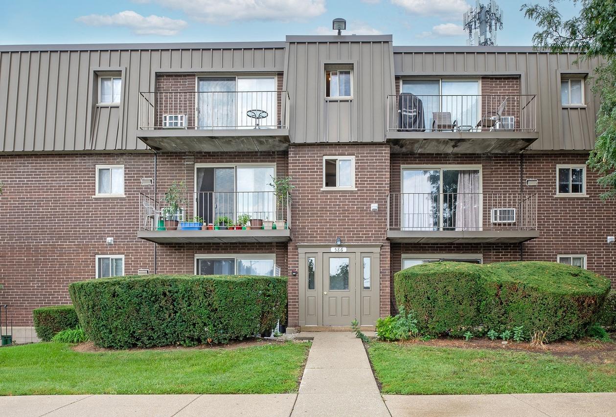 586 Fairway View Dr. #1B, Wheeling, IL 60090