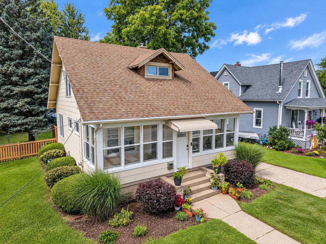 445 Pleasant St., Woodstock, IL 60098