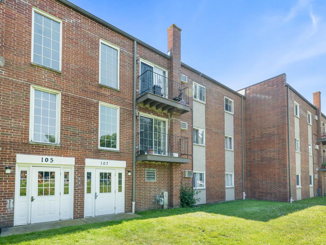107 W Elk Tr. #206, Carol Stream, IL 60188