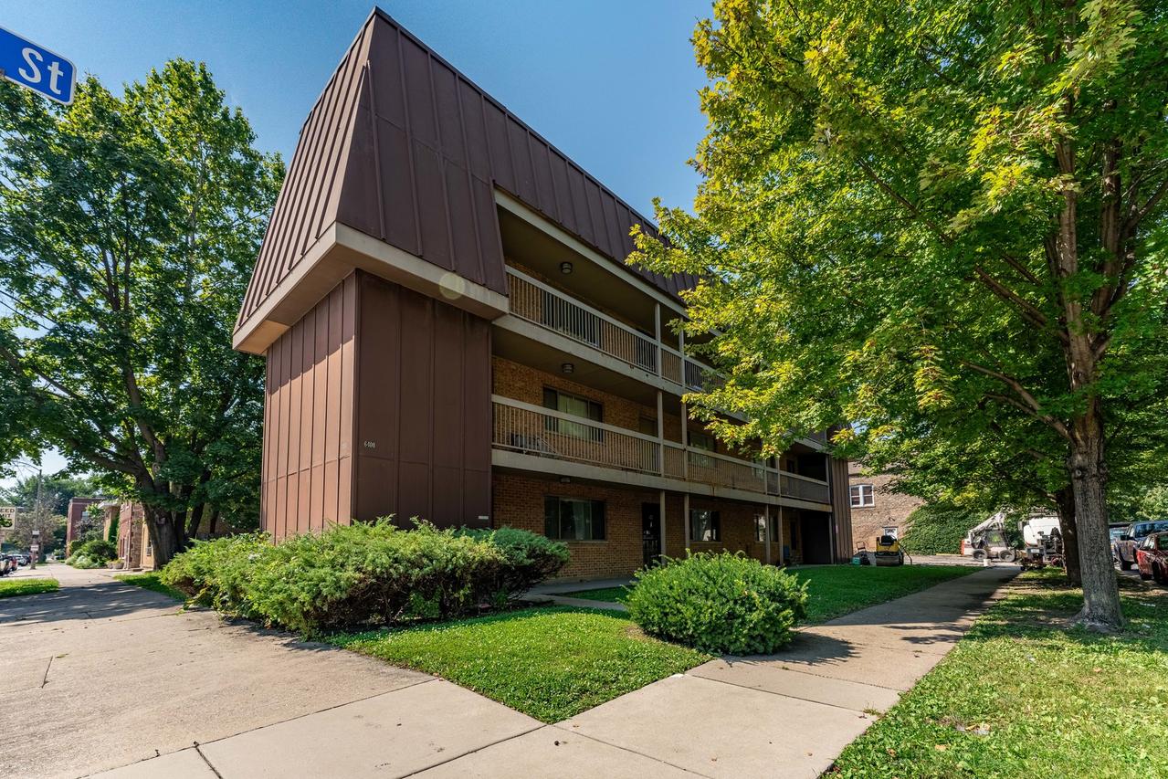 6400 27th St. #201, Berwyn, IL 60402