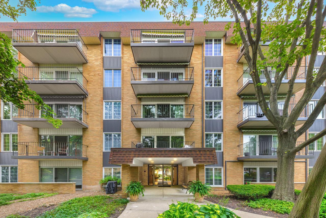 445 N Park Blvd. #2C, Glen Ellyn, IL 60137