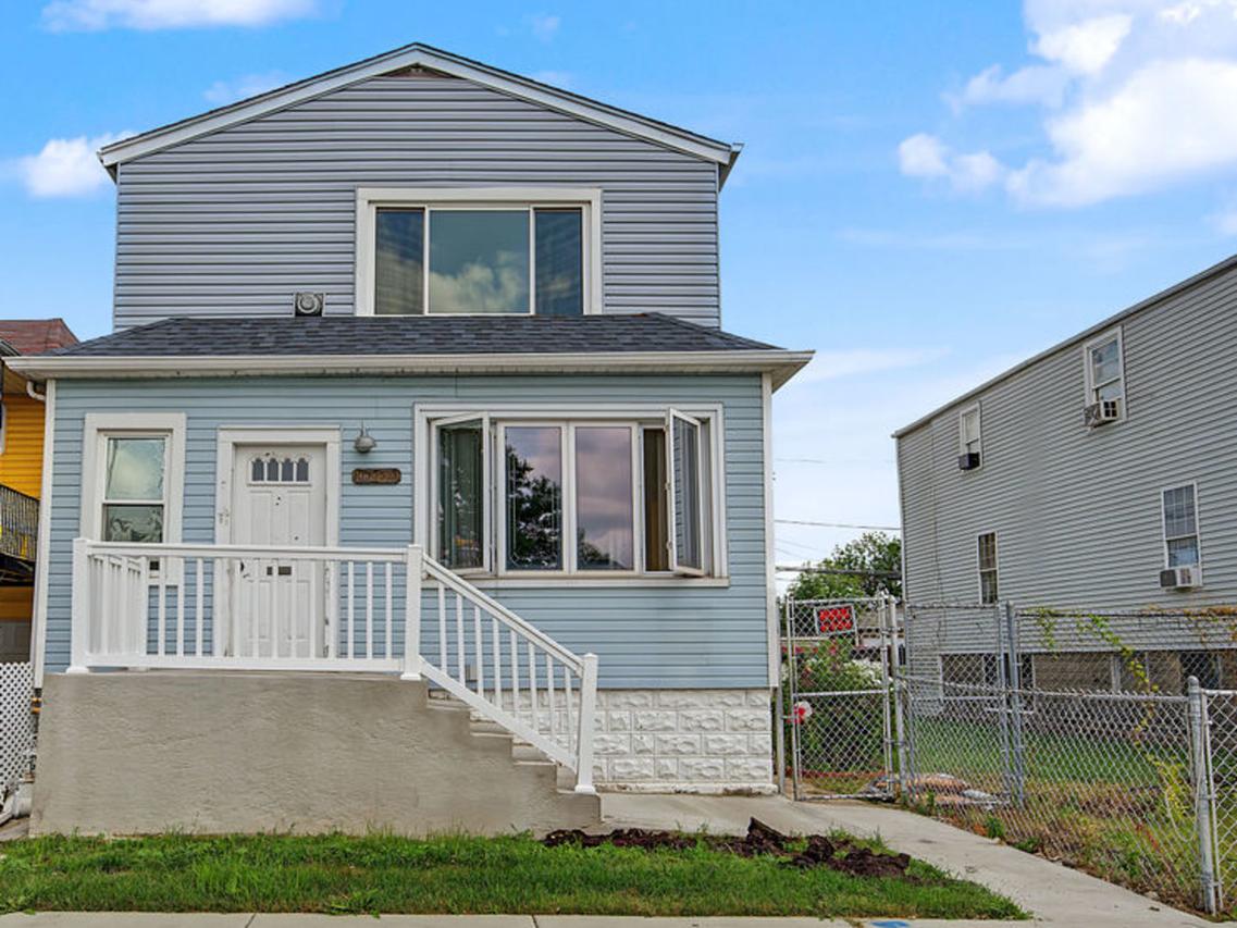 10335 S Hoxie Ave., Chicago, IL 60617