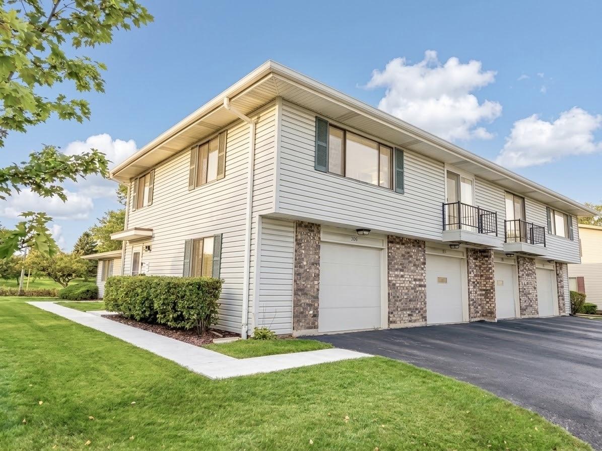 935 Shattuck Ln., Schaumburg, IL 60194