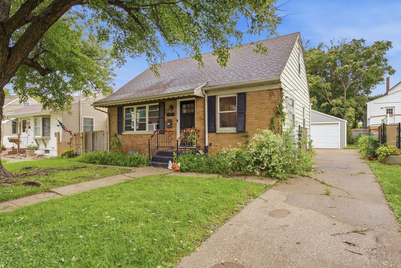 1727 13th Ave., Moline, IL 61265