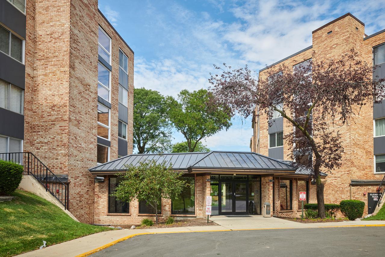 502 W Huntington Commons Rd. #238, Mount Prospect, IL 60056