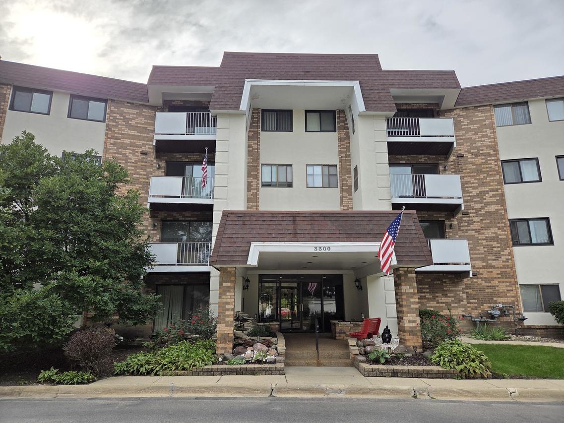 3300 N Carriageway Dr. #211, Arlington Heights, IL 60004