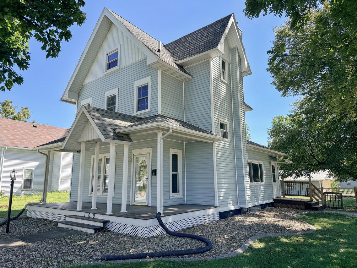 109 2nd South St., Wenona, IL 61377