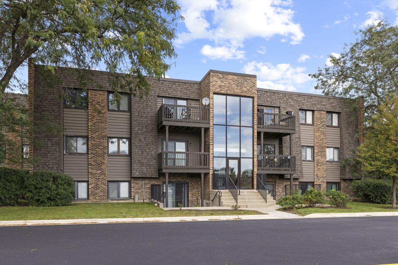 1482 Stonebridge Cir. #C10, Wheaton, IL 60189