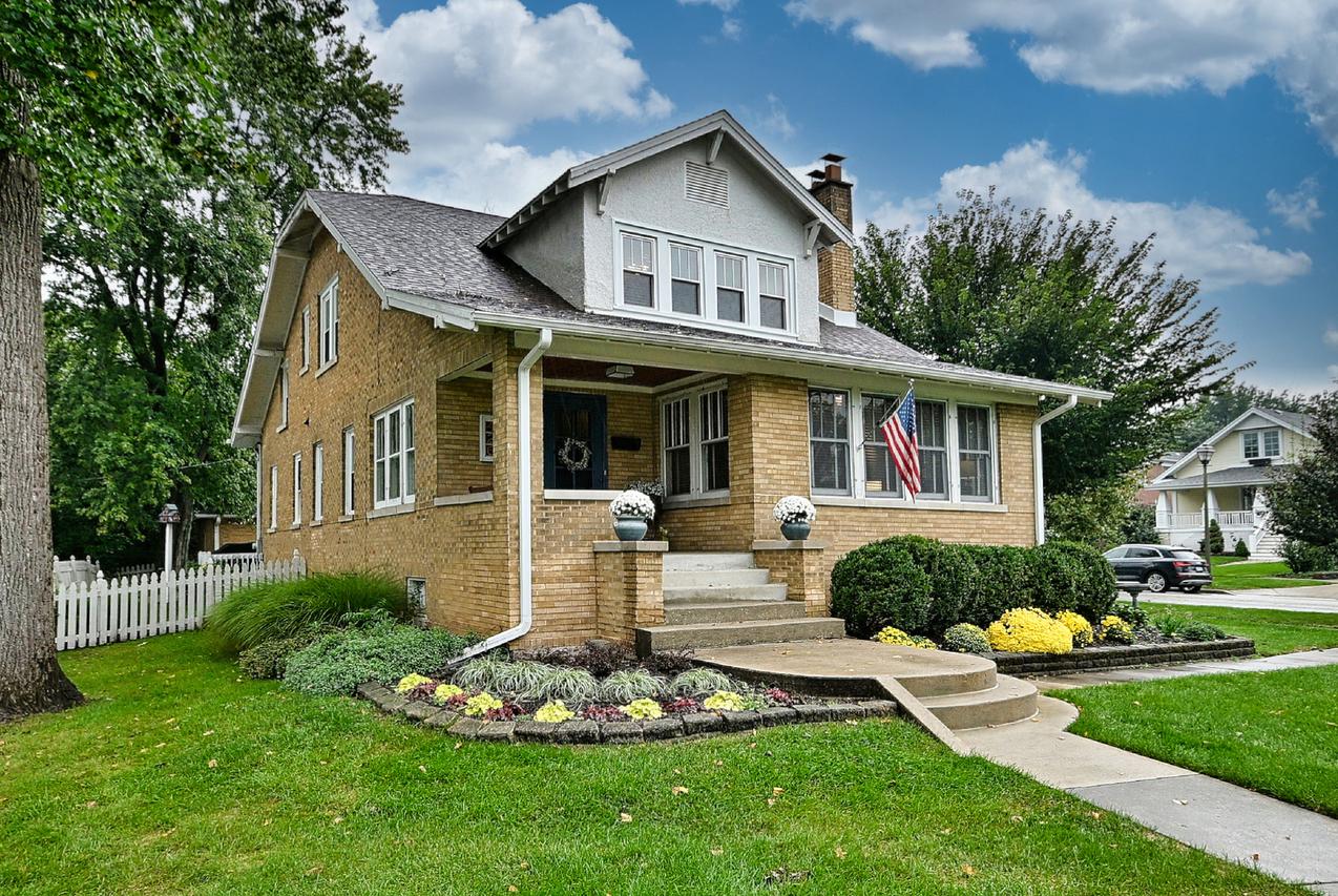 426 S Hill Ave., Elmhurst, IL 60126