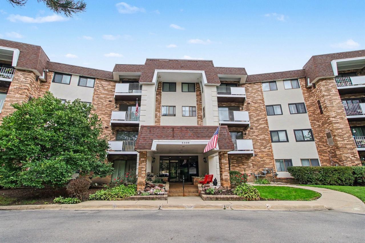 3300 N Carriageway Dr. #216, Arlington Heights, IL 60004