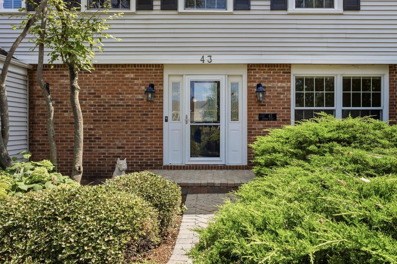 43 Dunham Pl., St. Charles, IL 60174