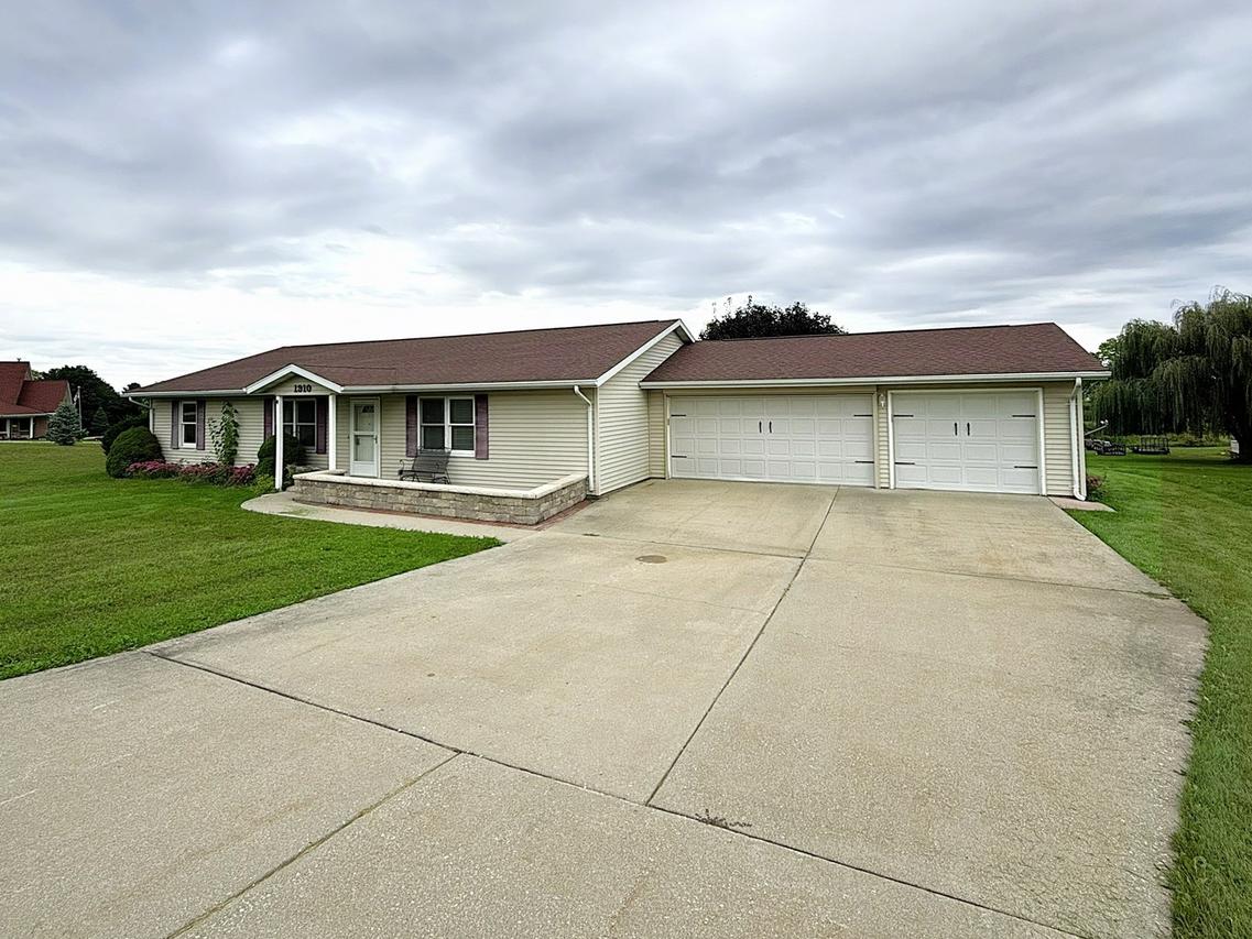 1910 Lakeview Ln., Dixon, IL 61021