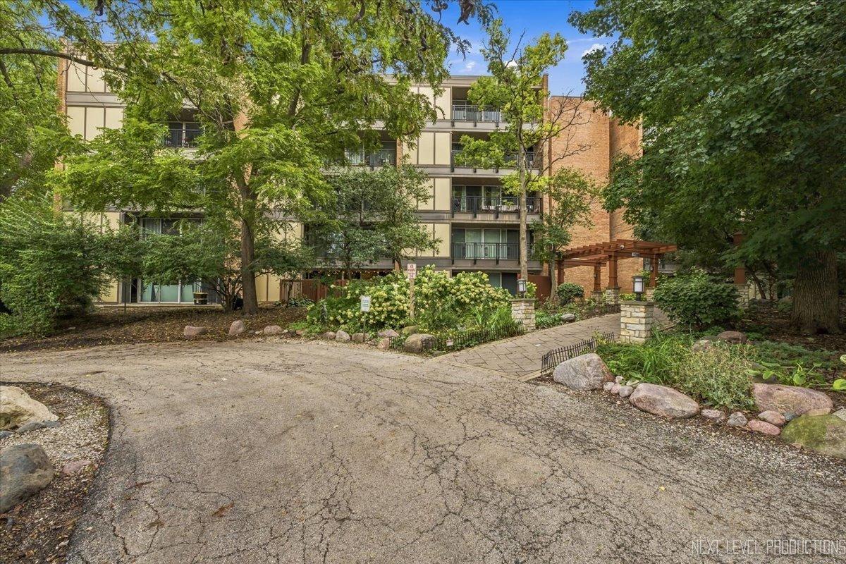5900 Oakwood Dr. #1J, Lisle, IL 60532