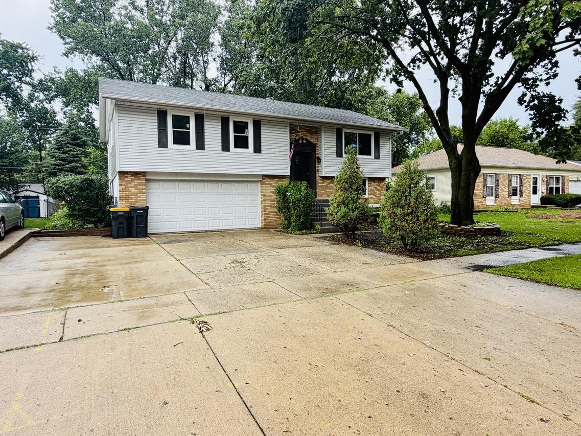807 Hayward Ave., Streamwood, IL 60107