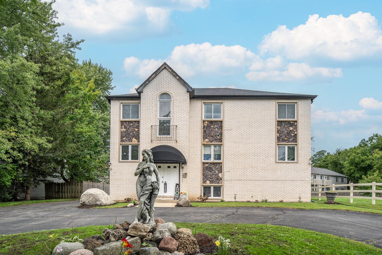 372 Alta Dr., Grayslake, IL 60030