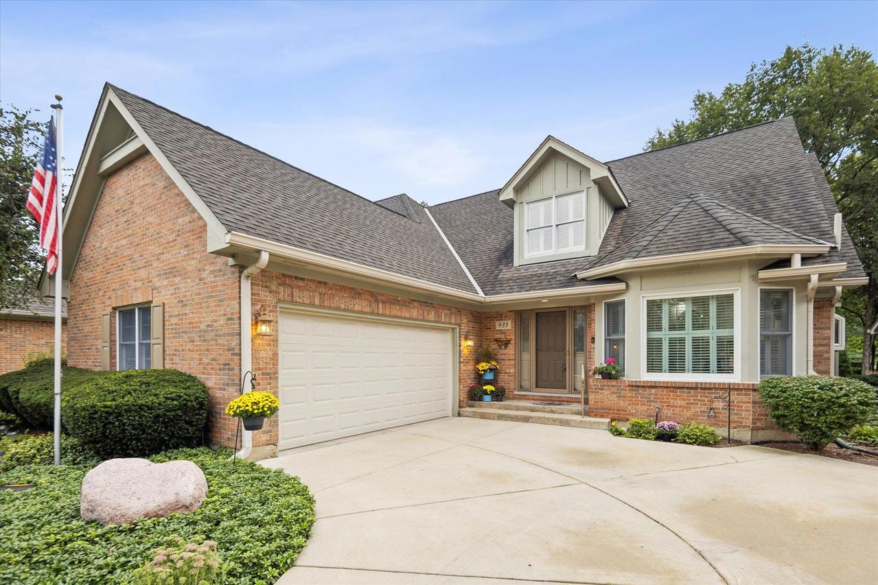 933 Wedgewood Dr., Crystal Lake, IL 60014