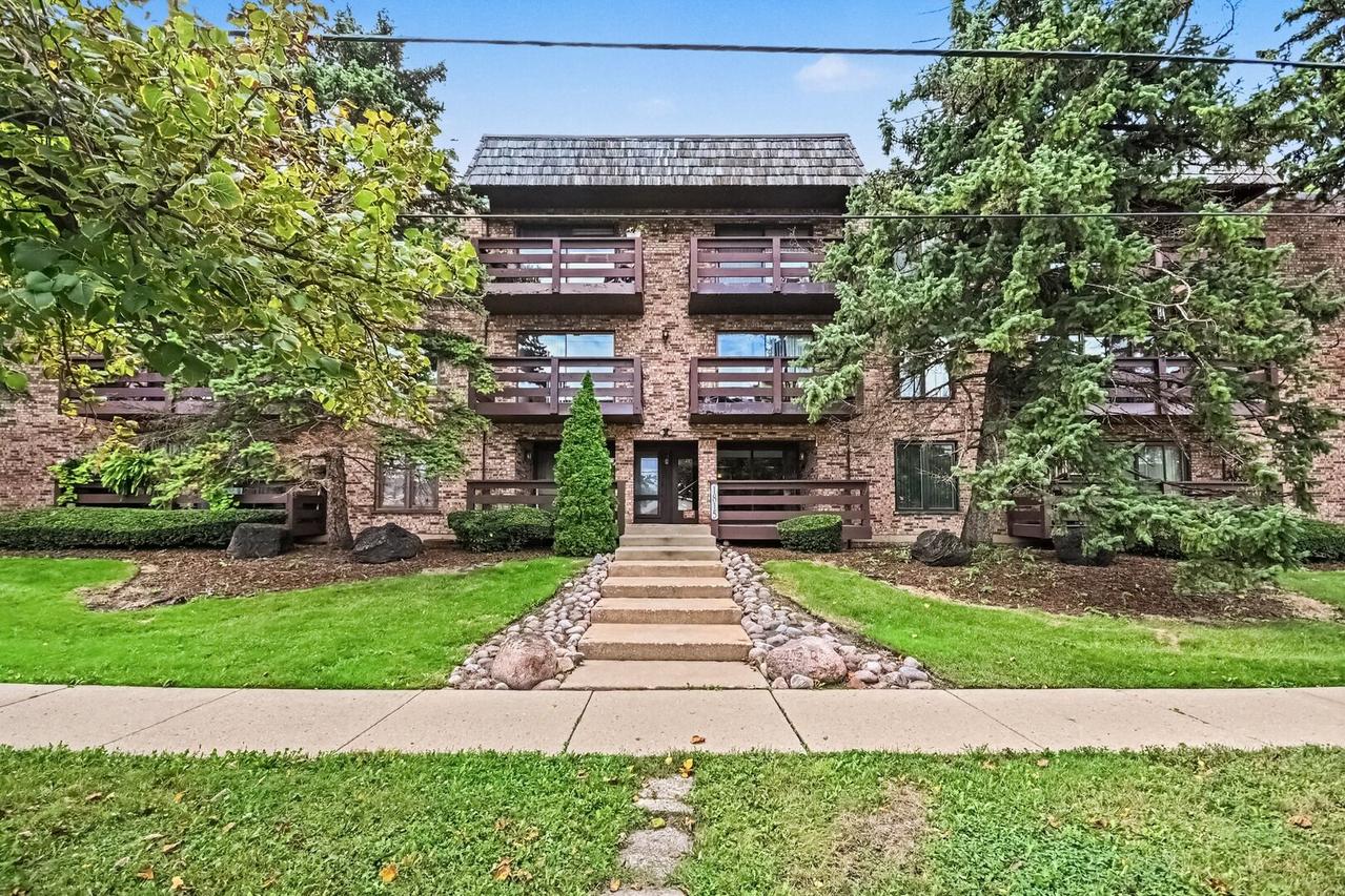 1815 Oakton St. #1A, Park Ridge, IL 60068
