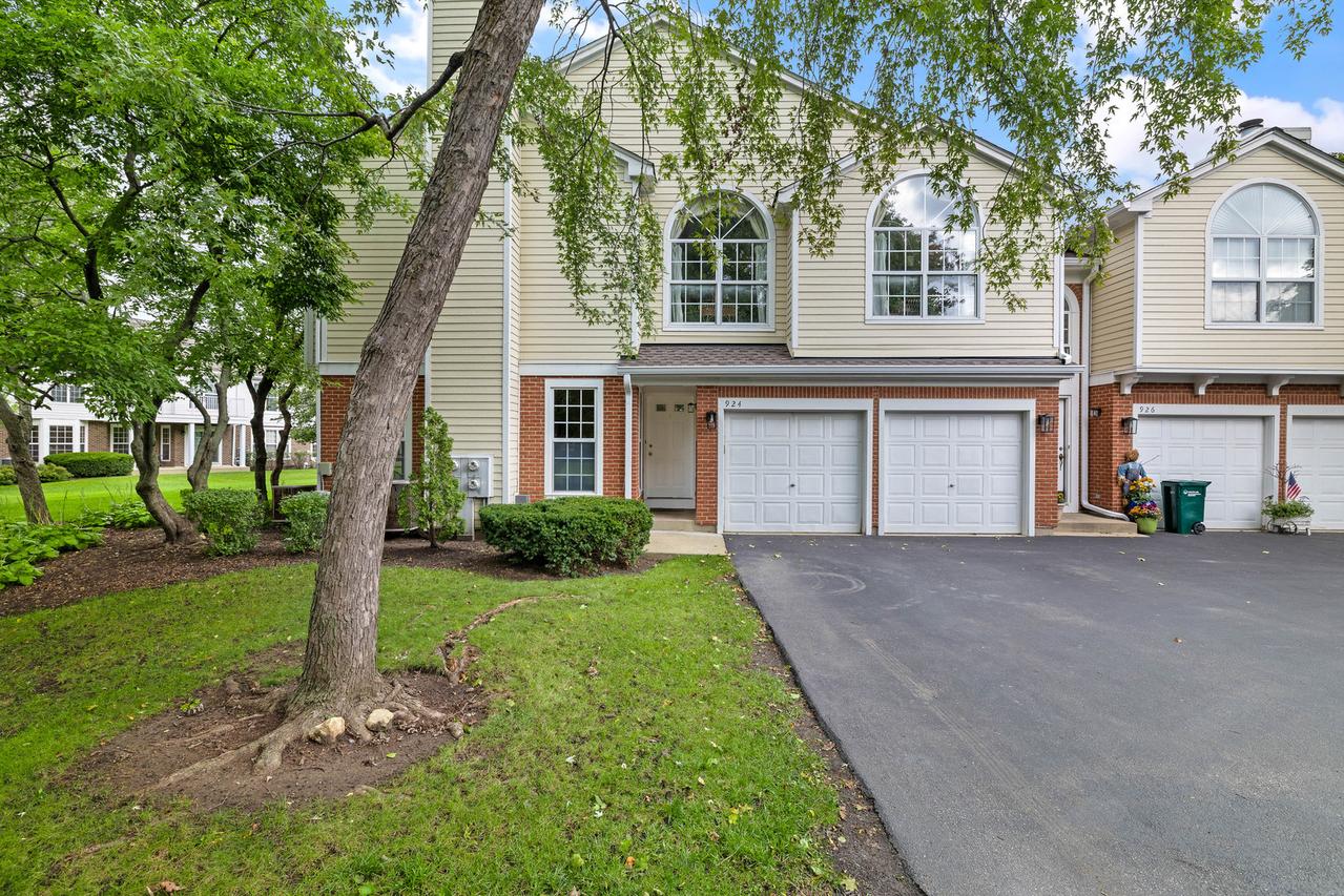924 Ann Arbor Ln., Vernon Hills, IL 60061